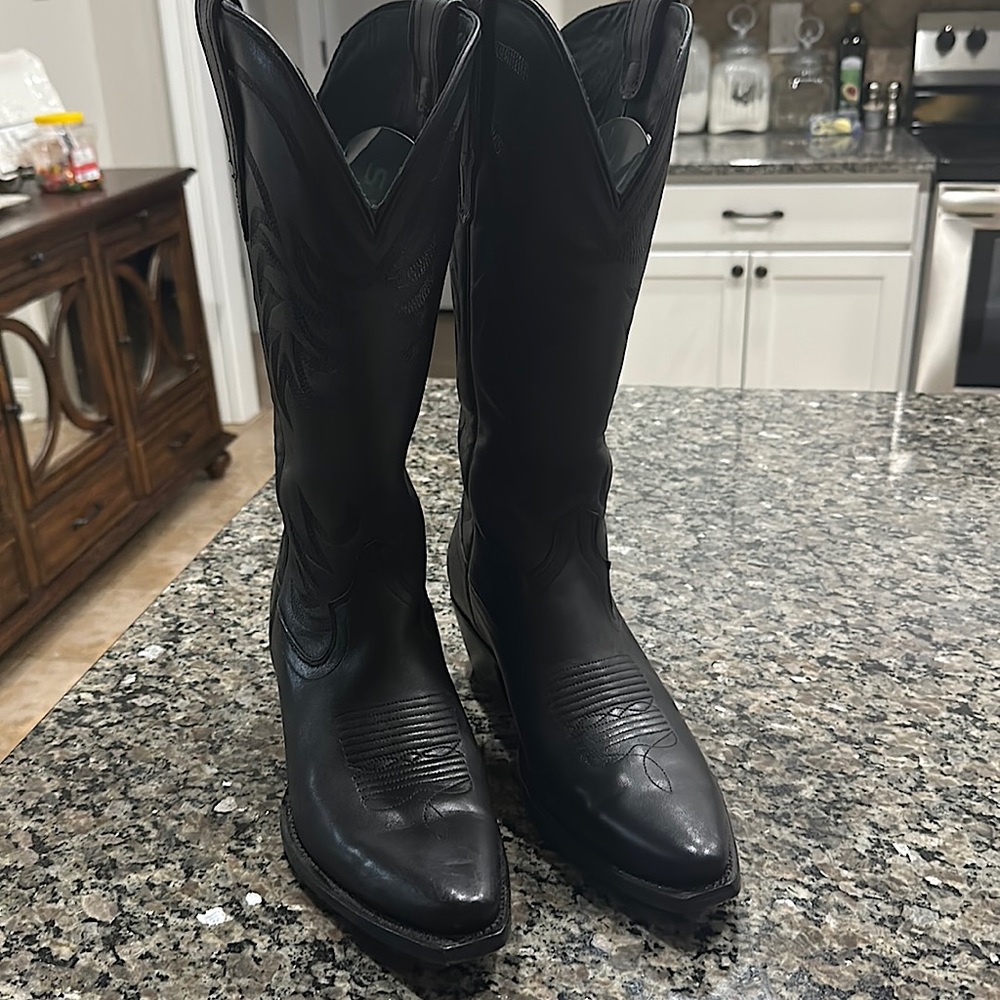 Black Tecovas Boots,The Annie style. Size 8B. Worn a few times. Excellent shape.